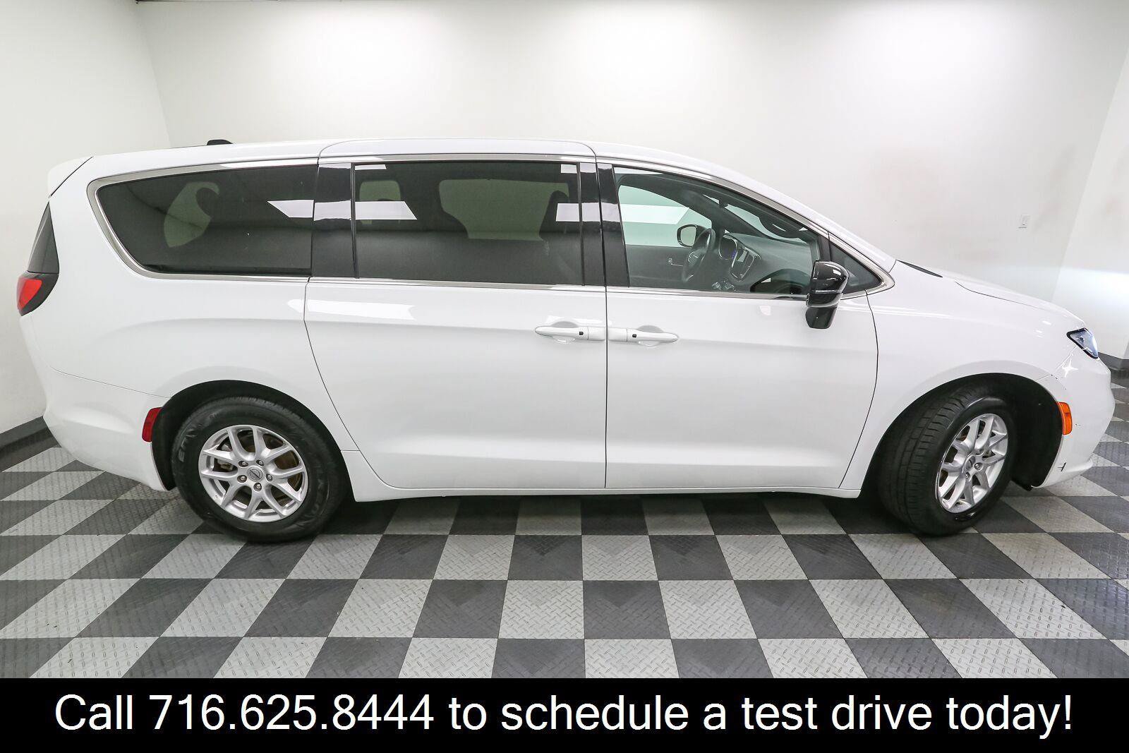 Used 2025 Chrysler Pacifica Select FWD image 7