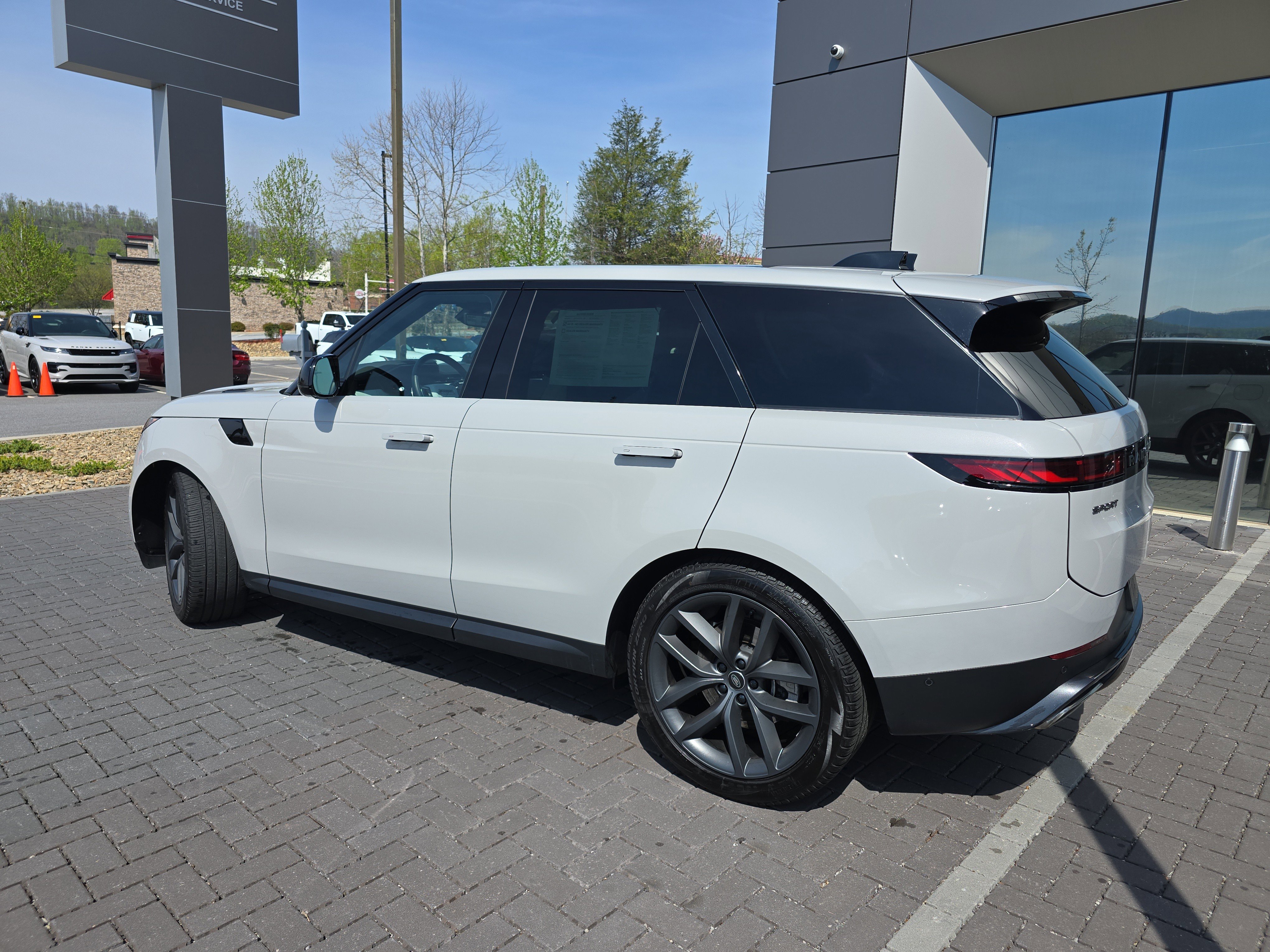 Used 2025 Land Rover Range Rover Sport SE AWD/4WD image 8