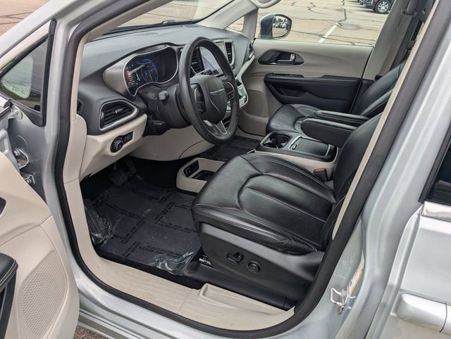 Used 2023 Chrysler Pacifica Touring-L image 9