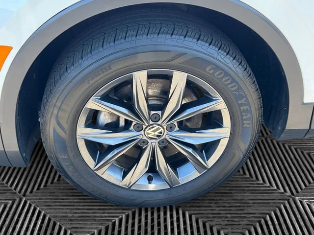 Used 2023 Volkswagen Tiguan SE AWD/4WD image 9
