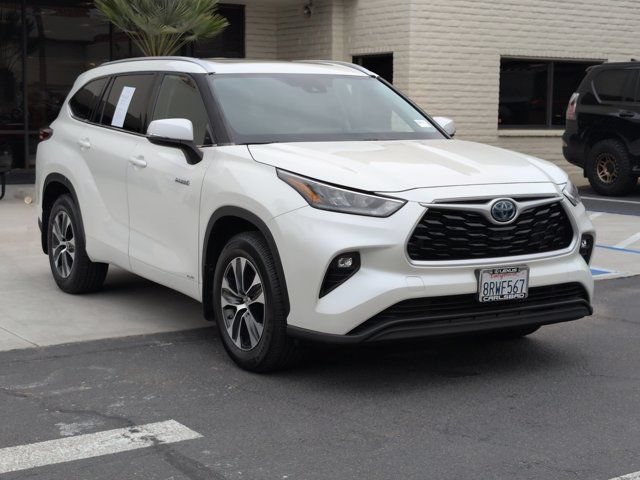 Used 2020 Toyota Highlander XLE AWD/4WD image 3