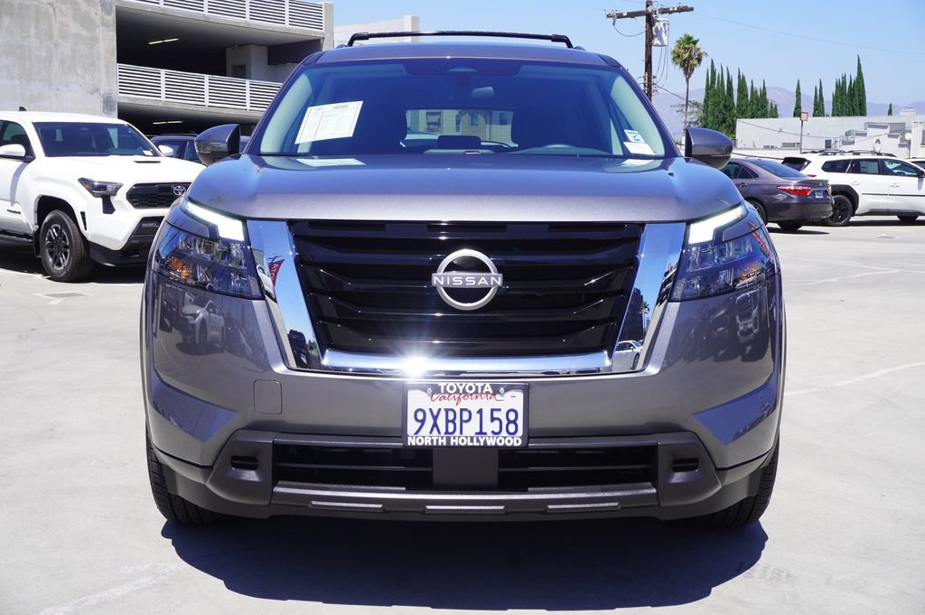 Used 2025 Nissan Pathfinder SV FWD image 3