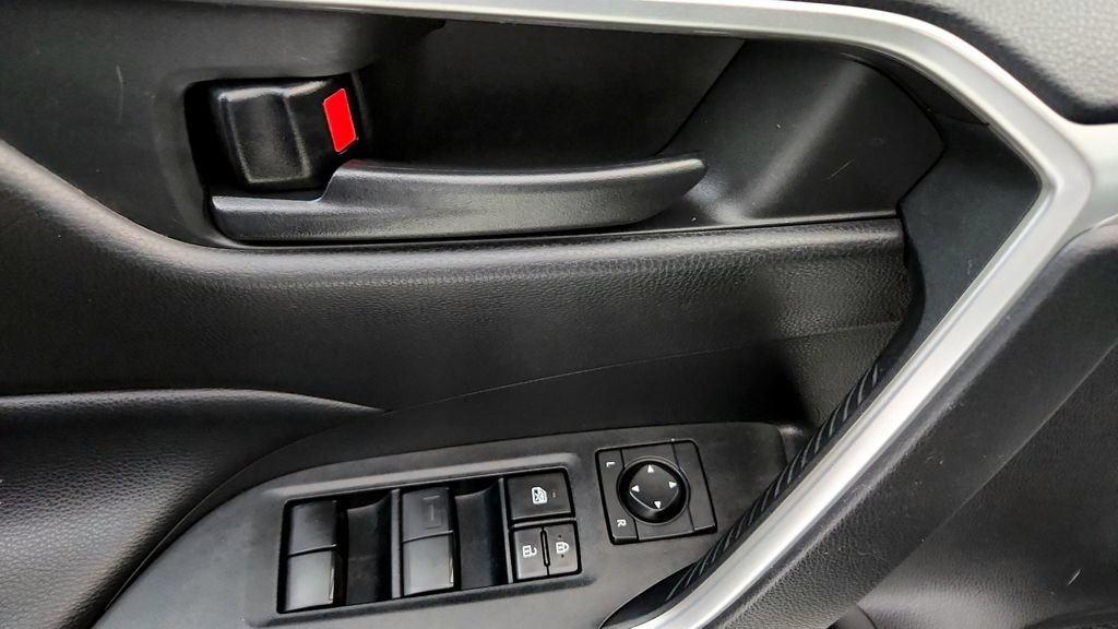 Used 2021 Toyota RAV4 LE w/ Carpet Mat Package (TMS) AWD/4WD image 23