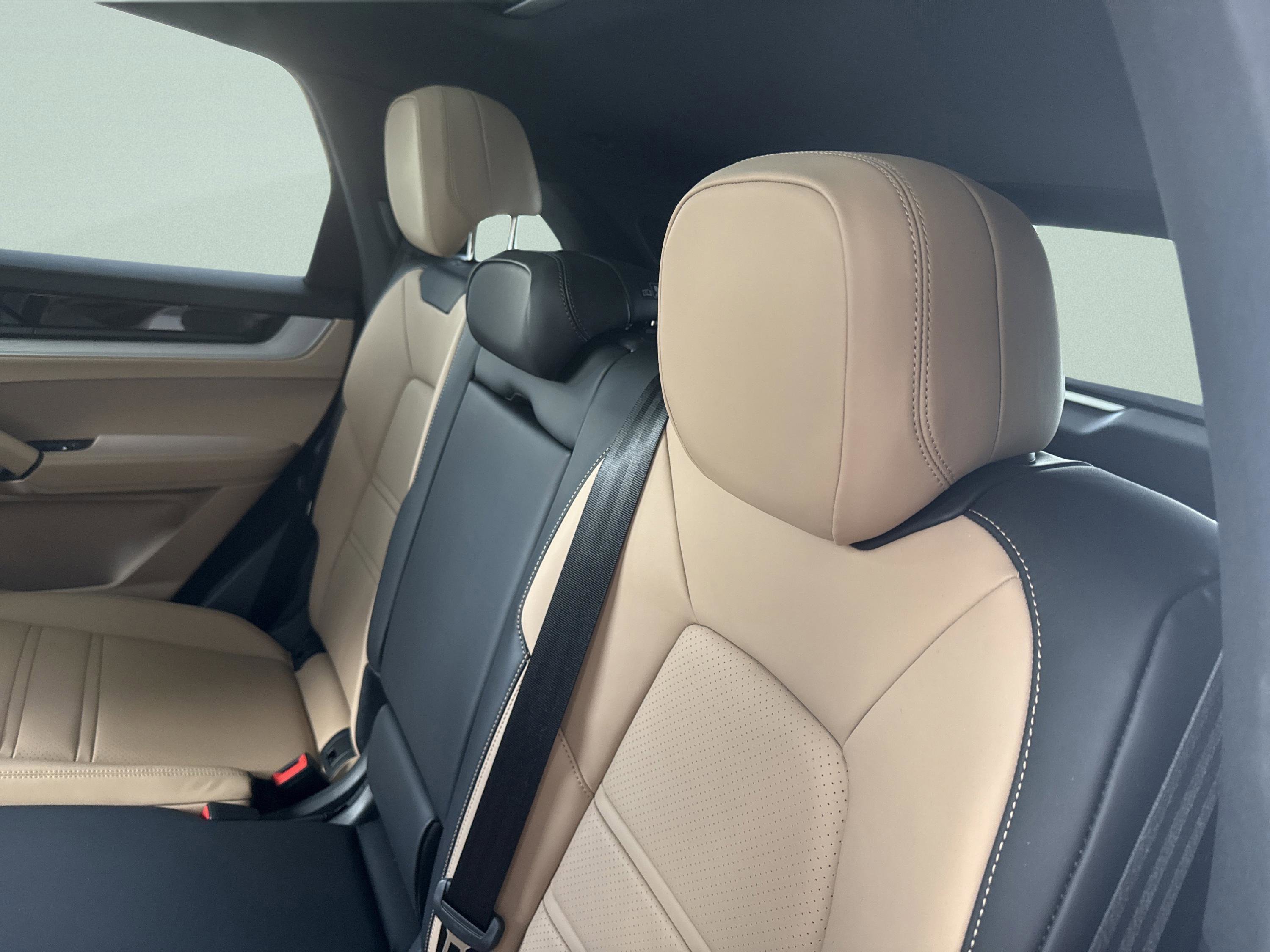 Used 2024 Porsche Cayenne image 34