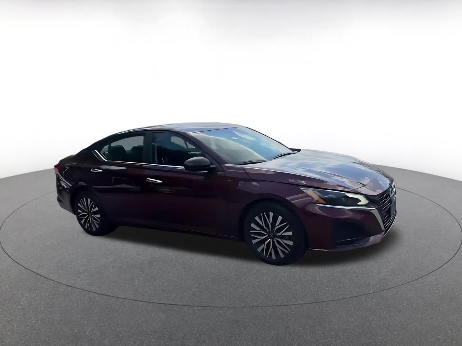 Used 2025 Nissan Altima 2.5 SV image 2