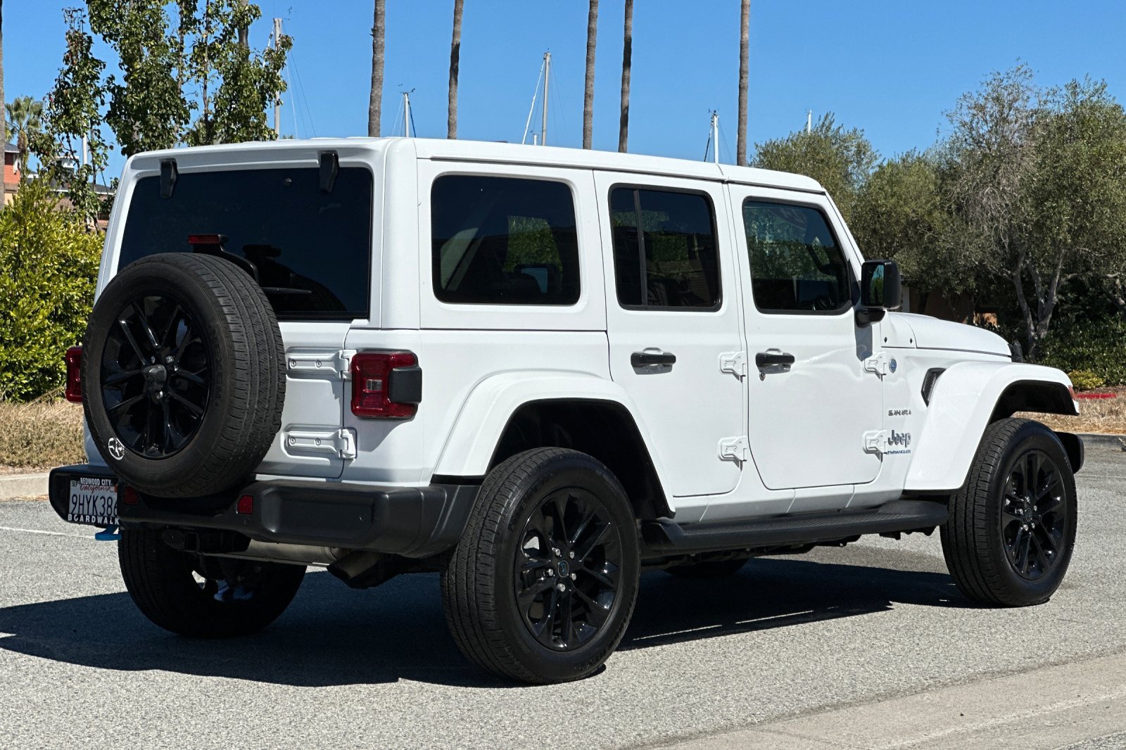 Used 2024 Jeep Wrangler Unlimited Sahara w/ Technology Group AWD/4WD image 4