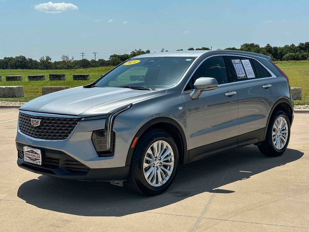 Used 2024 Cadillac XT4 Luxury w/ Cold Weather Package FWD image 7