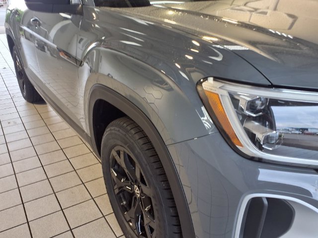Used 2024 Volkswagen Atlas Peak Edition SEL AWD/4WD image 27