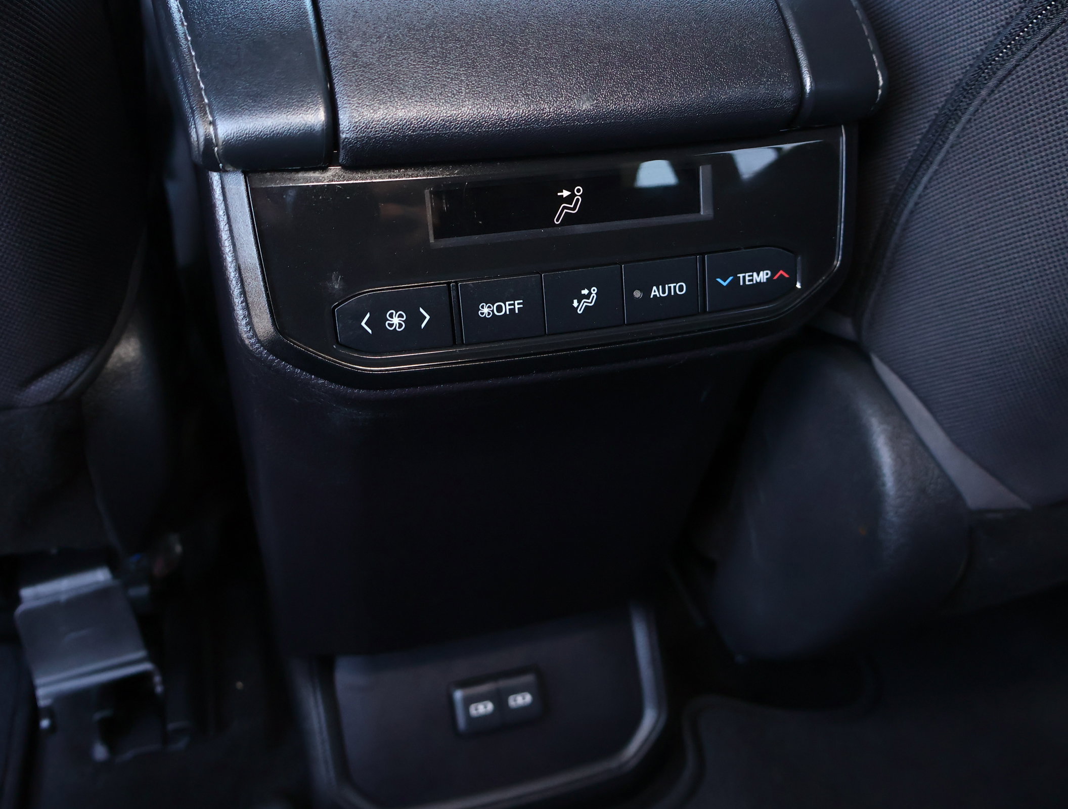 Used 2023 Toyota Highlander LE FWD image 23