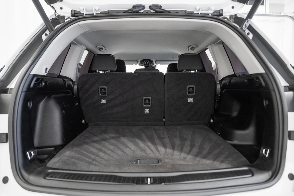 Certified 2023 Jeep Grand Cherokee Laredo w/ Luxury Tech Group I AWD/4WD image 9
