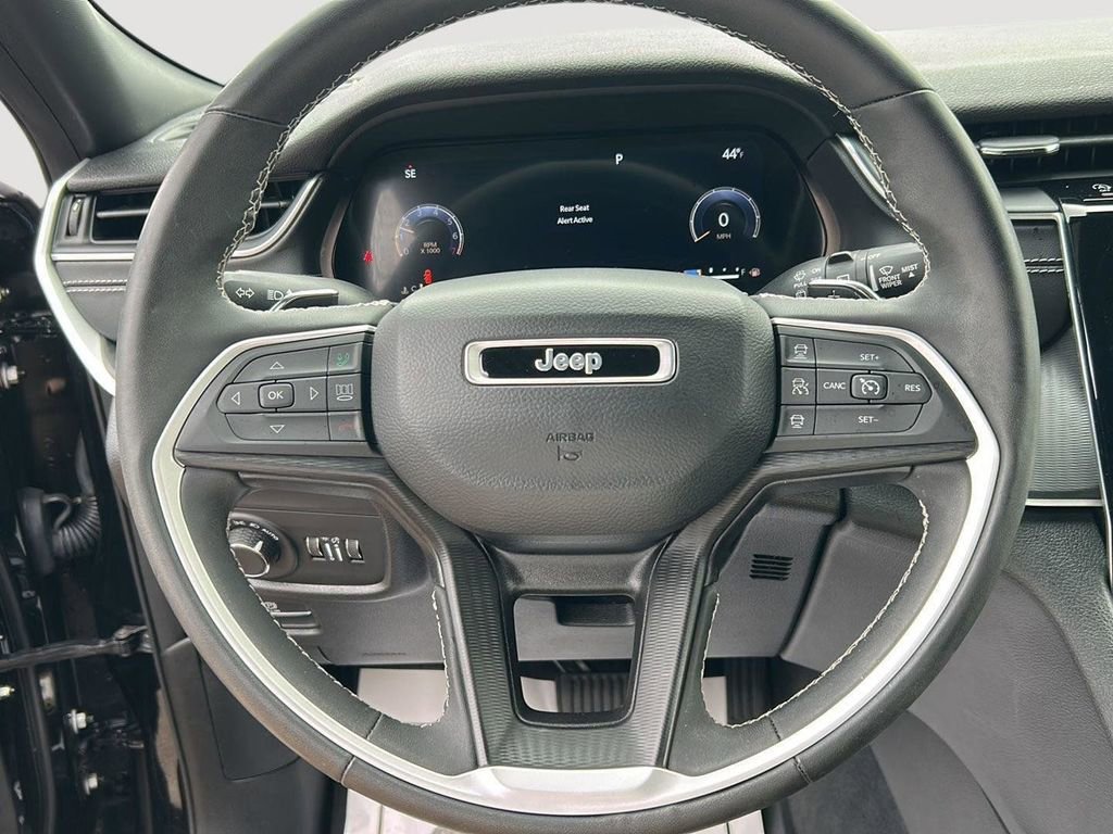 Used 2023 Jeep Grand Cherokee L Laredo image 13