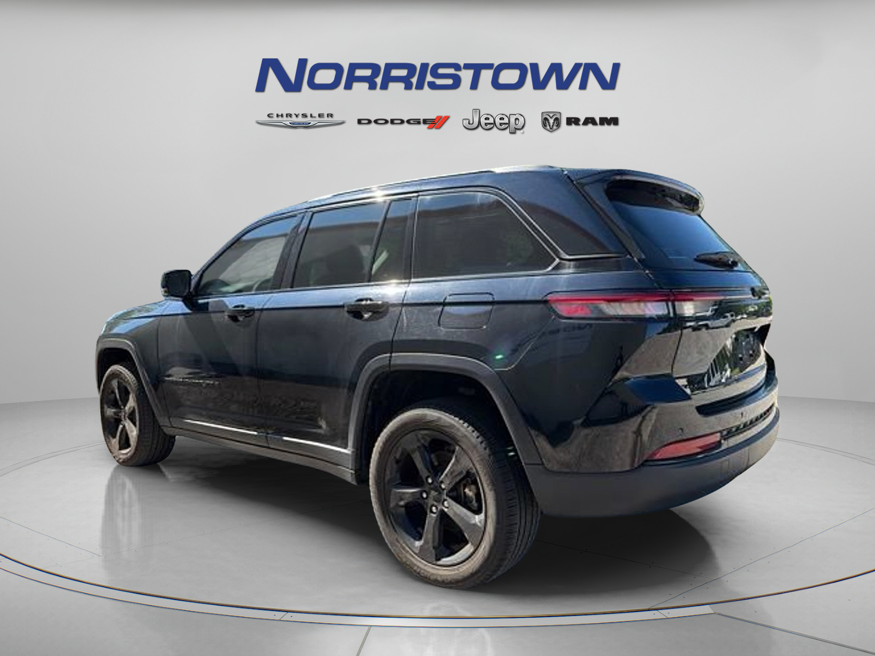 Certified 2023 Jeep Grand Cherokee Limited w/ Black Appearance Package AWD/4WD image 4