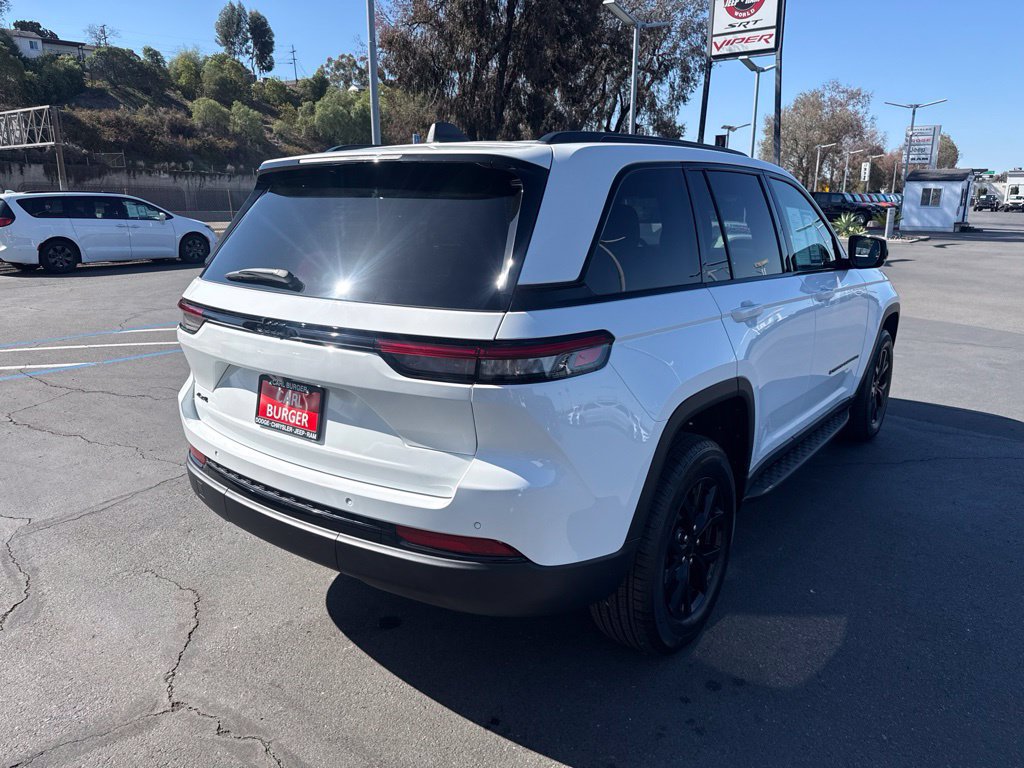 Certified 2025 Jeep Grand Cherokee Altitude AWD/4WD image 8