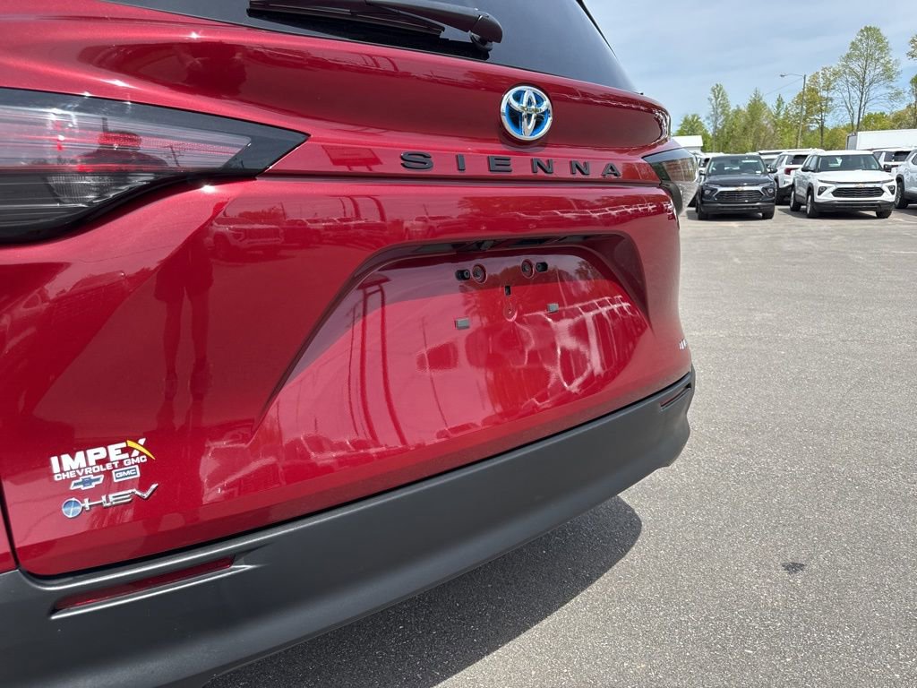 Used 2025 Toyota Sienna LE FWD image 30