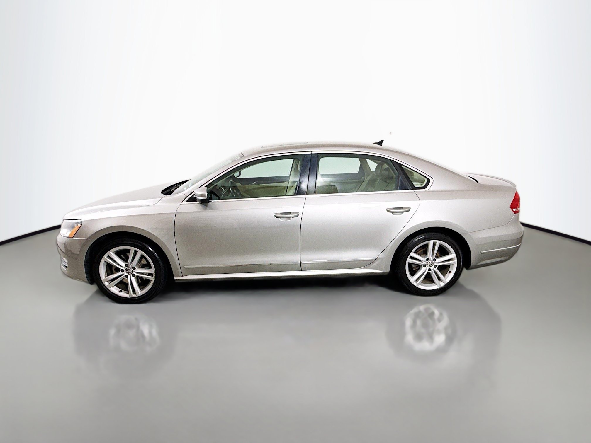Used 2014 Volkswagen Passat TDI SEL Premium FWD image 4