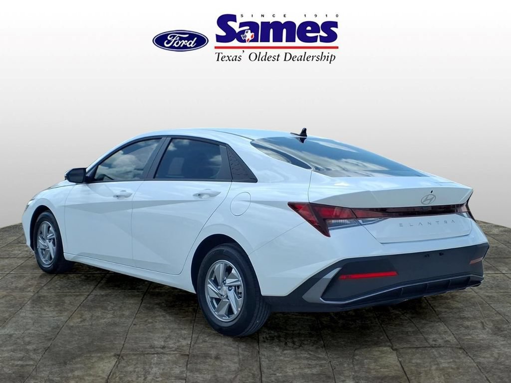 Used 2026 Hyundai Elantra SE FWD image 5