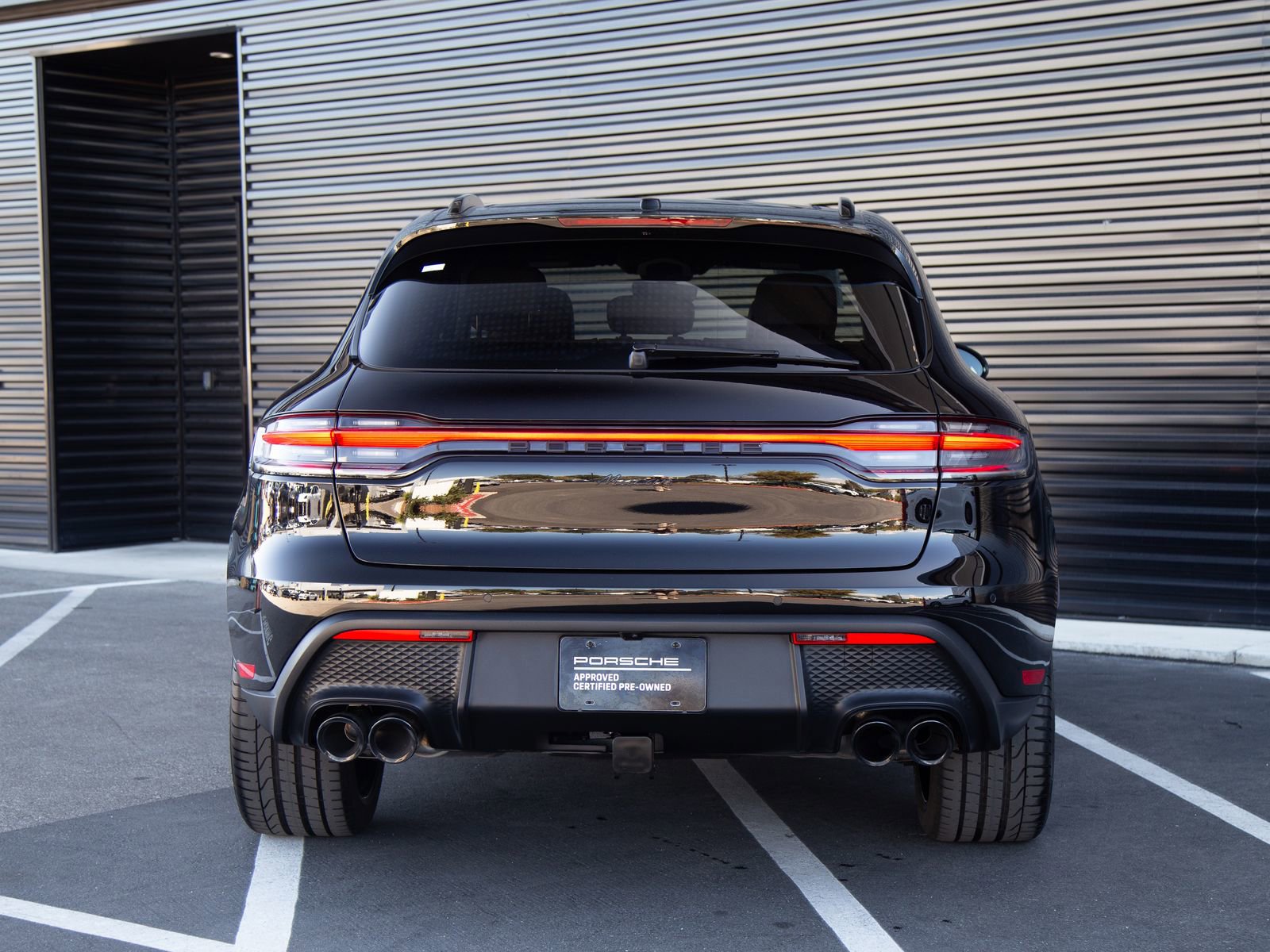 Certified 2025 Porsche Macan AWD/4WD image 8