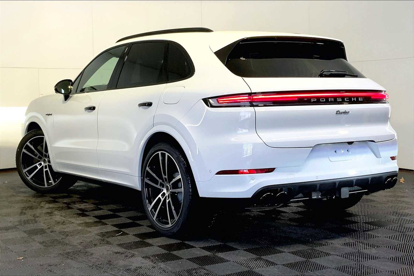 Certified 2025 Porsche Cayenne Turbo image 2