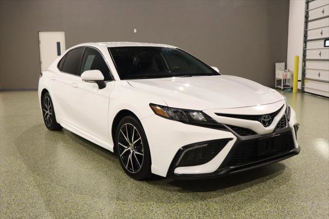 Used 2023 Toyota Camry SE FWD image 1
