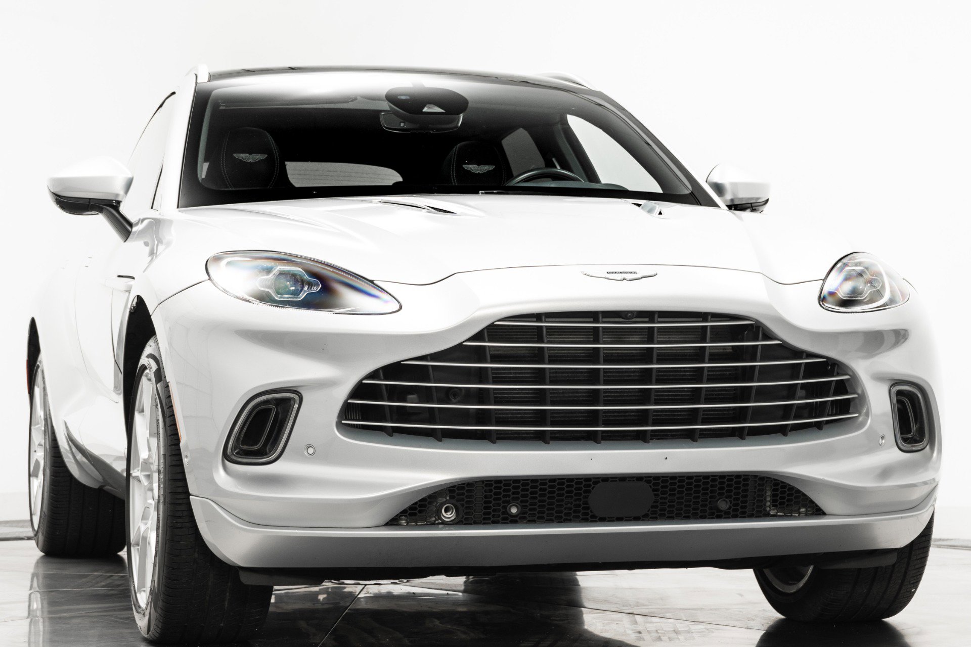 Used 2022 Aston Martin DBX image 3