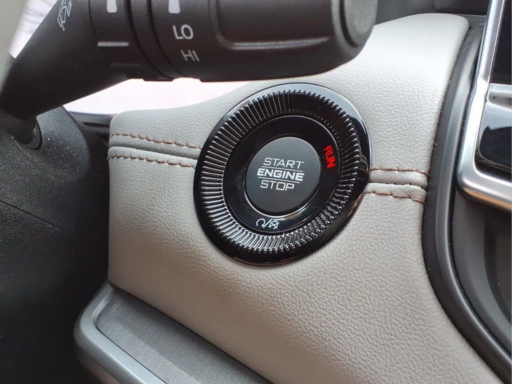 Used 2025 Jeep Compass Limited image 11