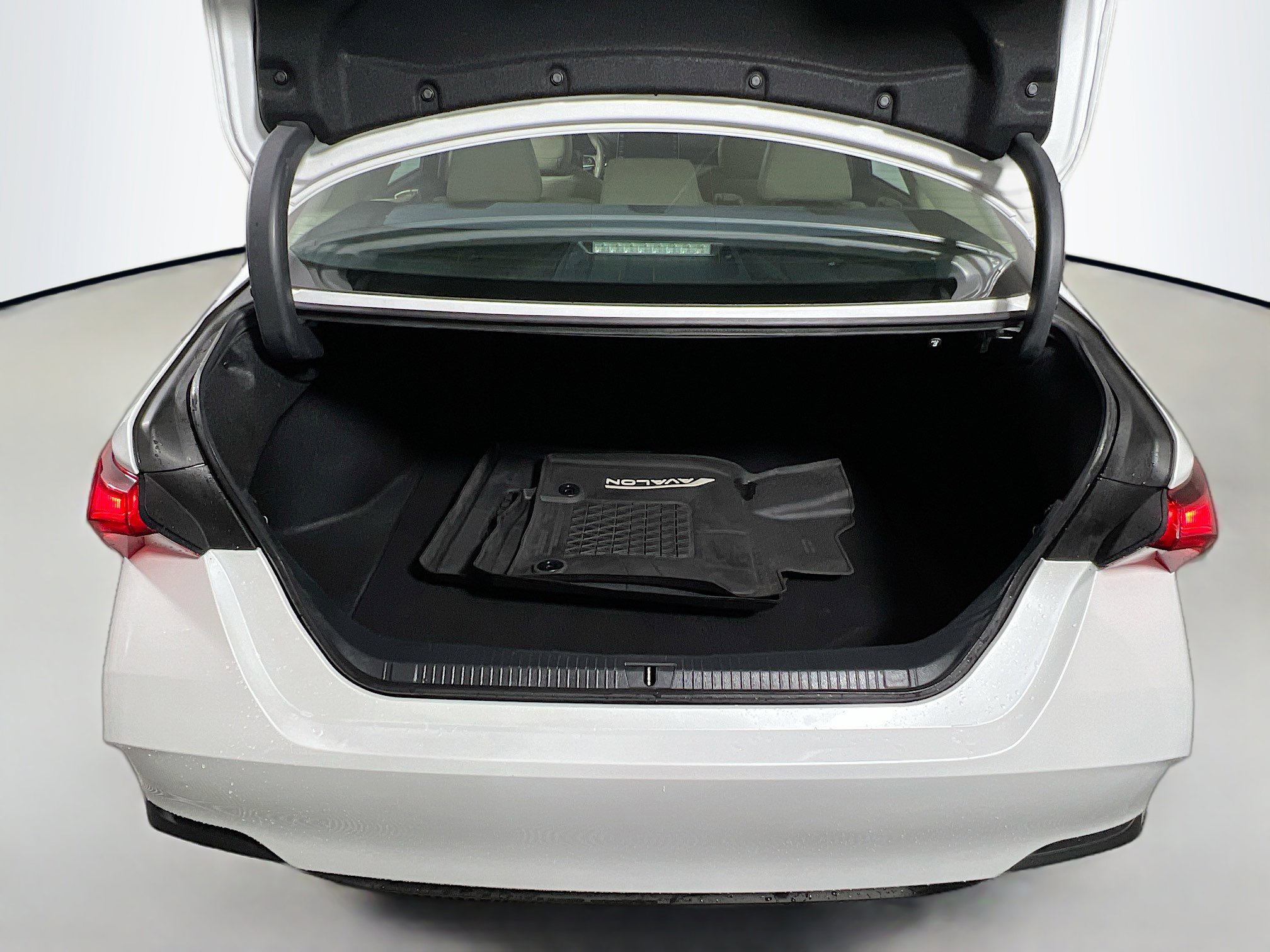 Used 2019 Toyota Avalon Limited image 34