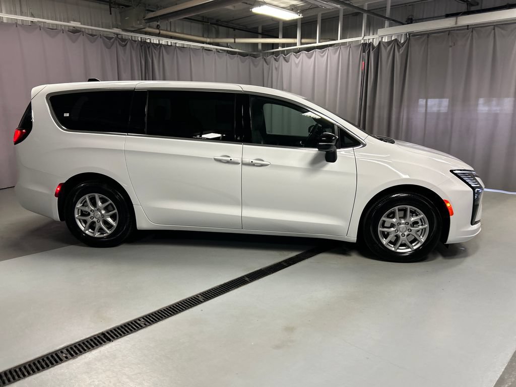 New 2027 Chrysler Pacifica Select w/ Family Tech Group FWD image 8