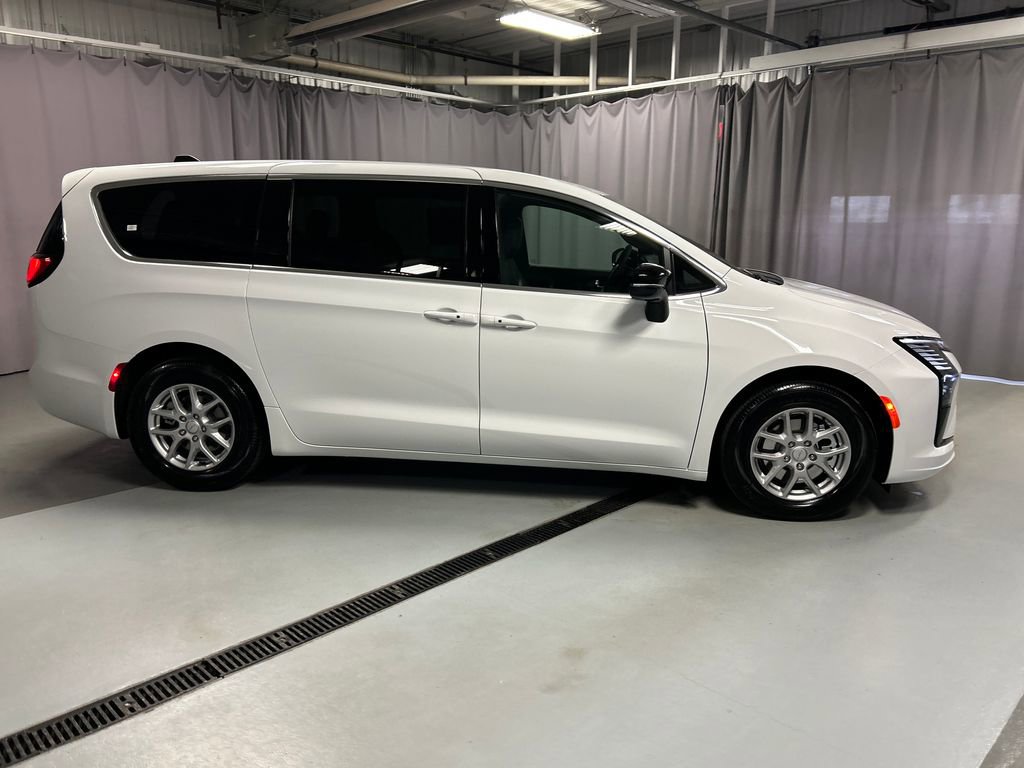 New 2027 Chrysler Pacifica Select FWD image 8
