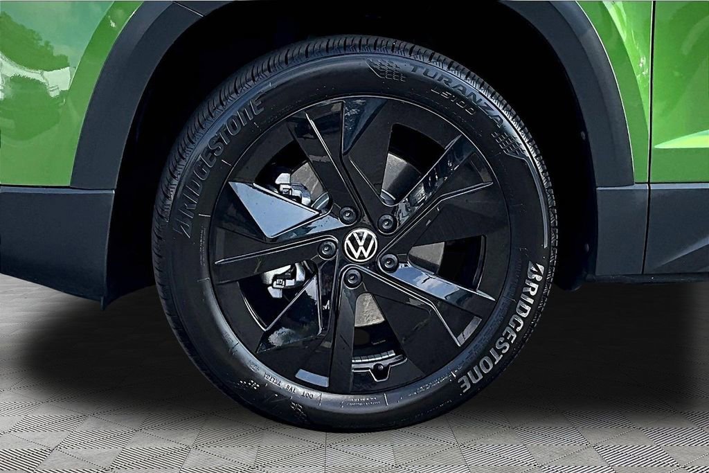 Used 2025 Volkswagen Taos SE image 30