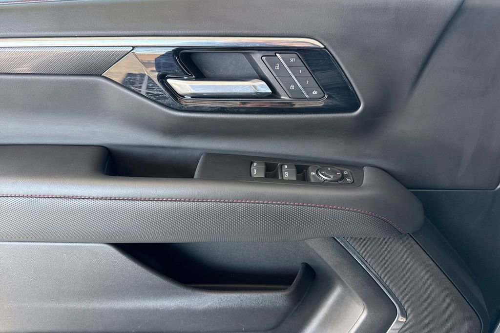 Used 2025 Chevrolet Suburban RST image 17