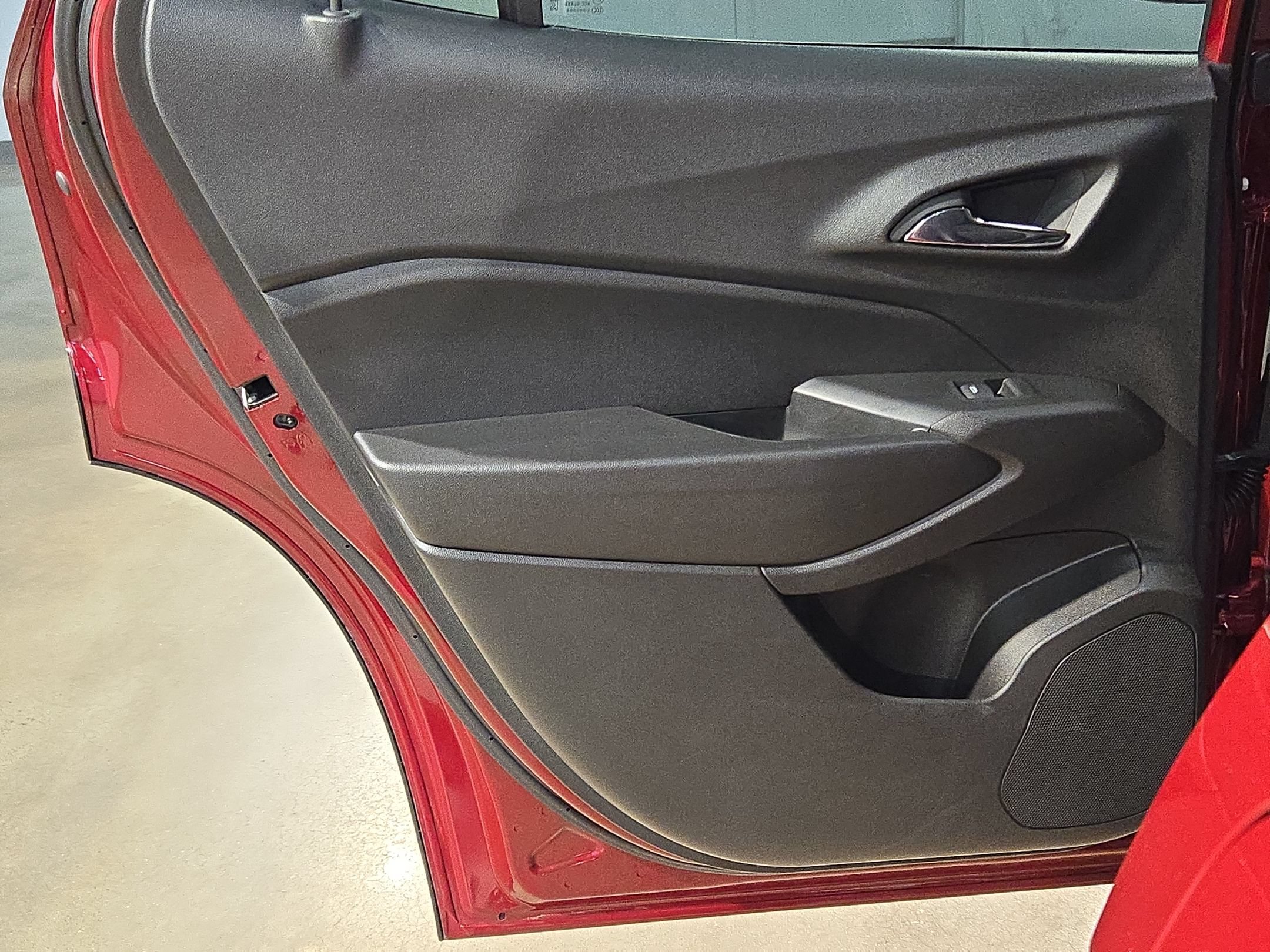 Used 2025 Chevrolet Trax LT FWD image 32