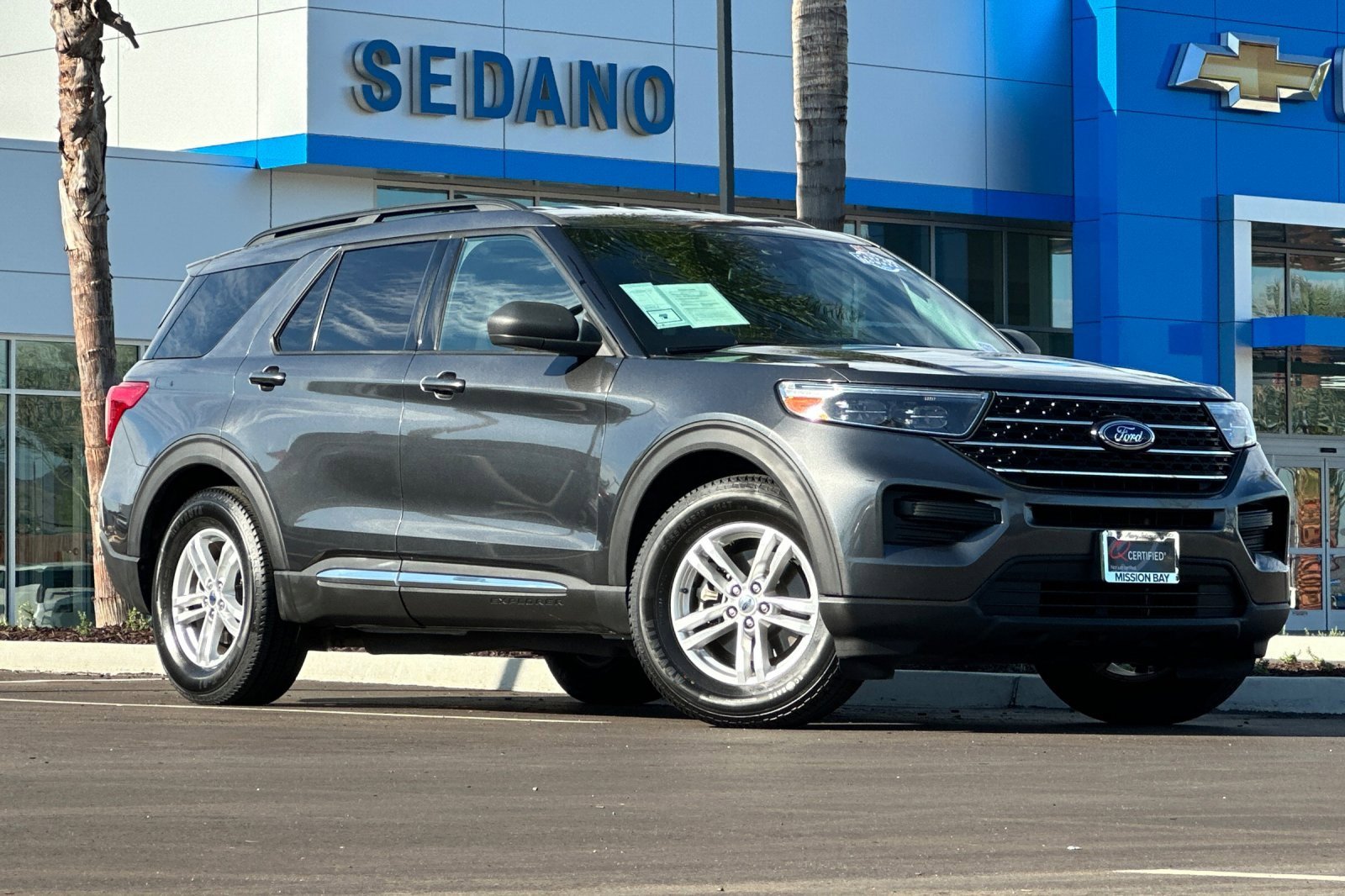 Used 2020 Ford Explorer XLT image 2