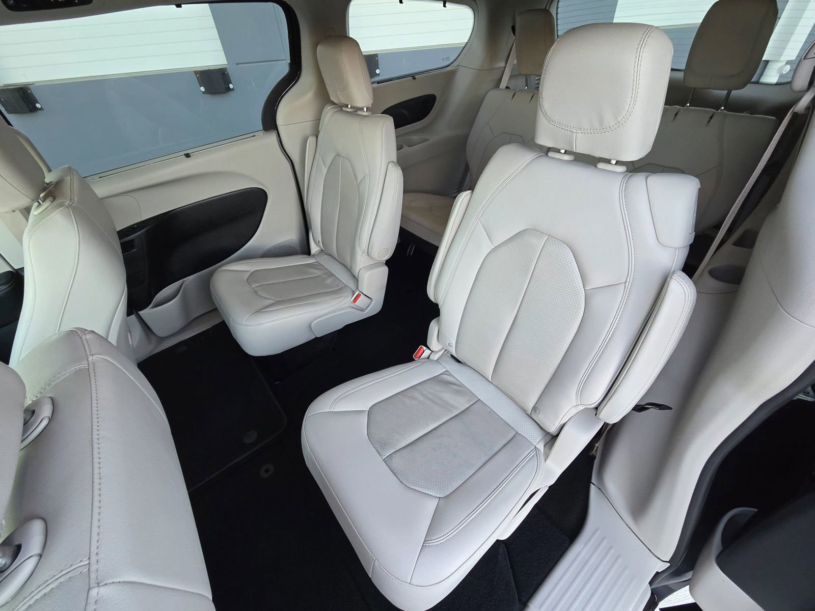 Used 2021 Chrysler Pacifica Touring-L w/ Premium & Safety Sphere Group image 17