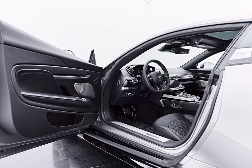 Used 2025 Aston Martin Vanquish RWD image 39