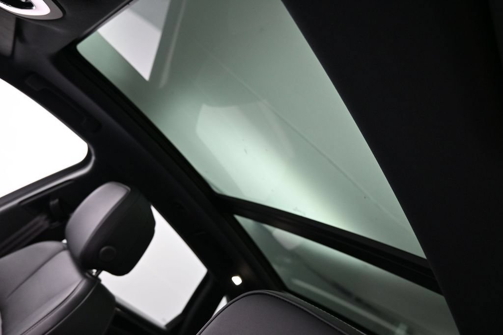 Certified 2026 Porsche Macan AWD/4WD image 9