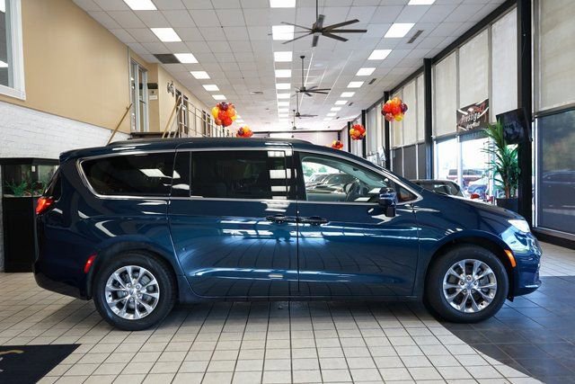 Used 2022 Chrysler Pacifica Touring-L image 17