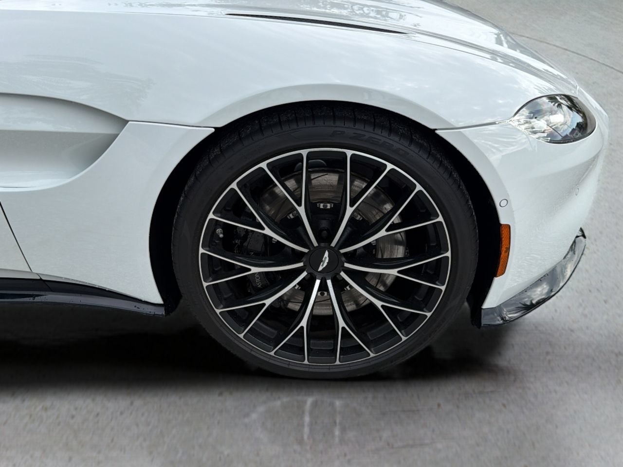 Used 2023 Aston Martin V8 Vantage Roadster RWD image 9