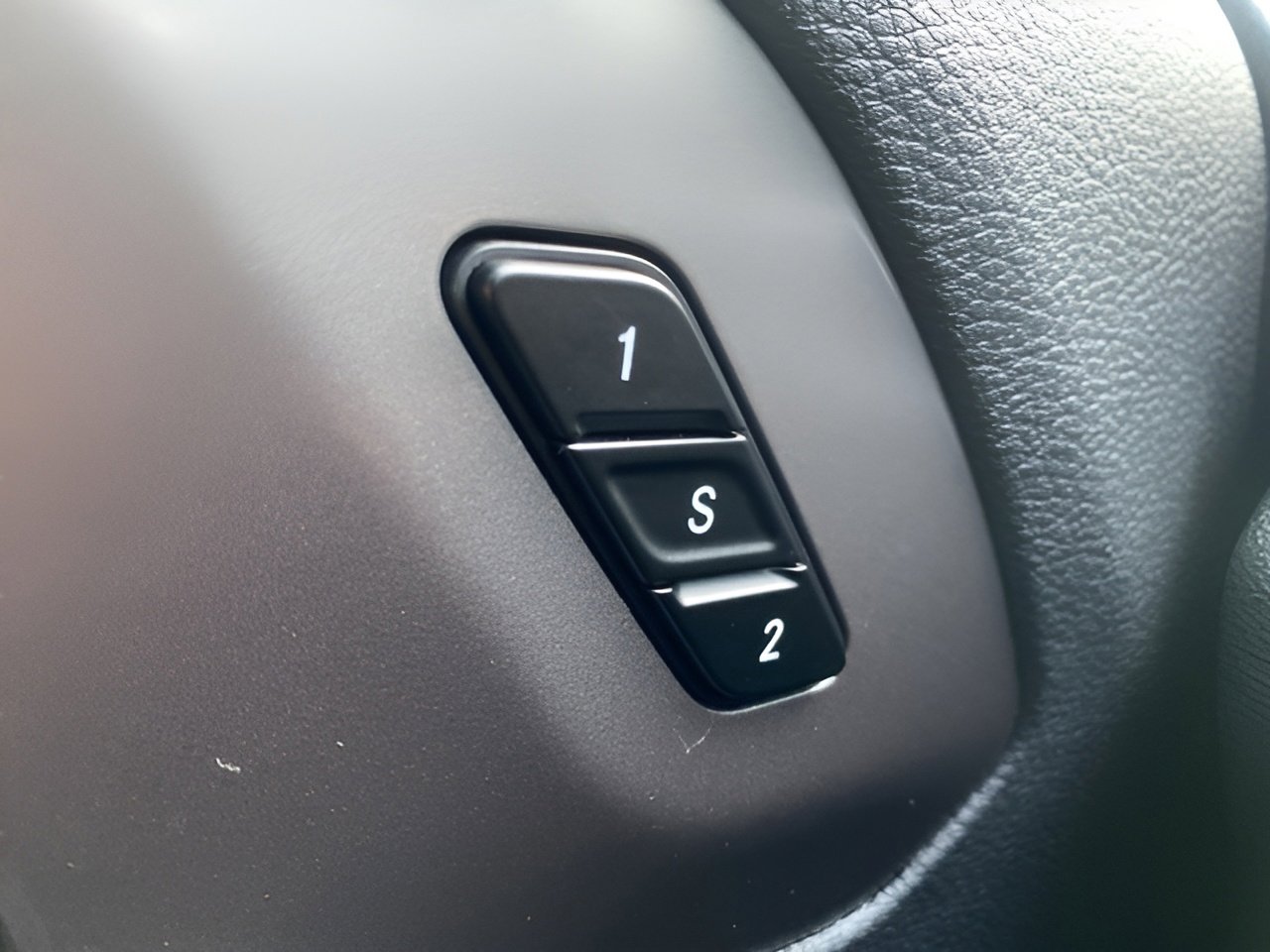 Used 2025 Chrysler Pacifica Select image 45