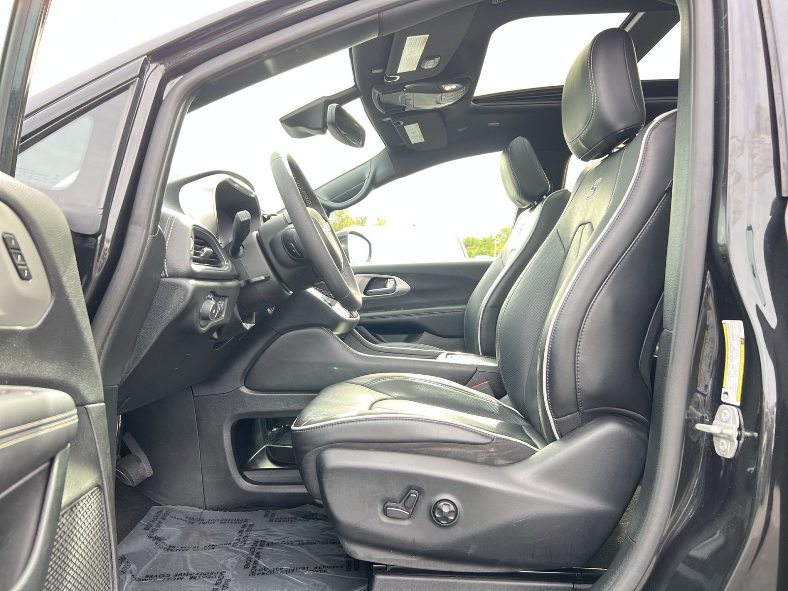 Used 2023 Chrysler Pacifica Limited w/ S Appearance Package FWD image 14