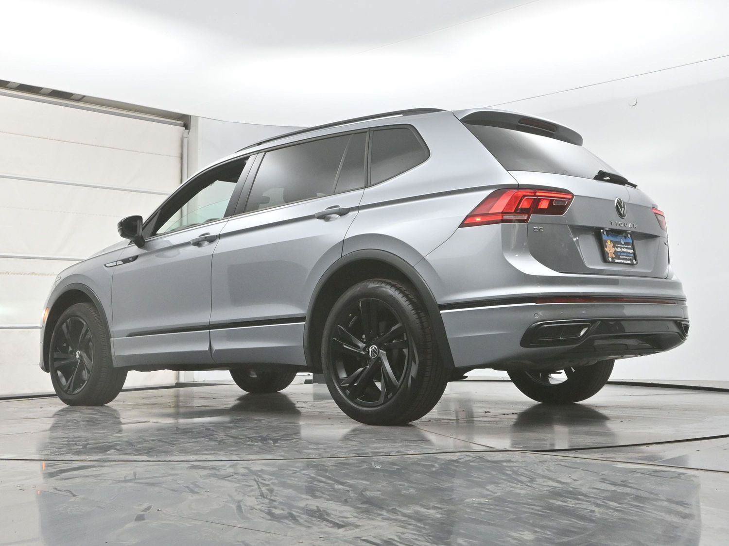 Used 2024 Volkswagen Tiguan SE R-Line AWD/4WD image 30