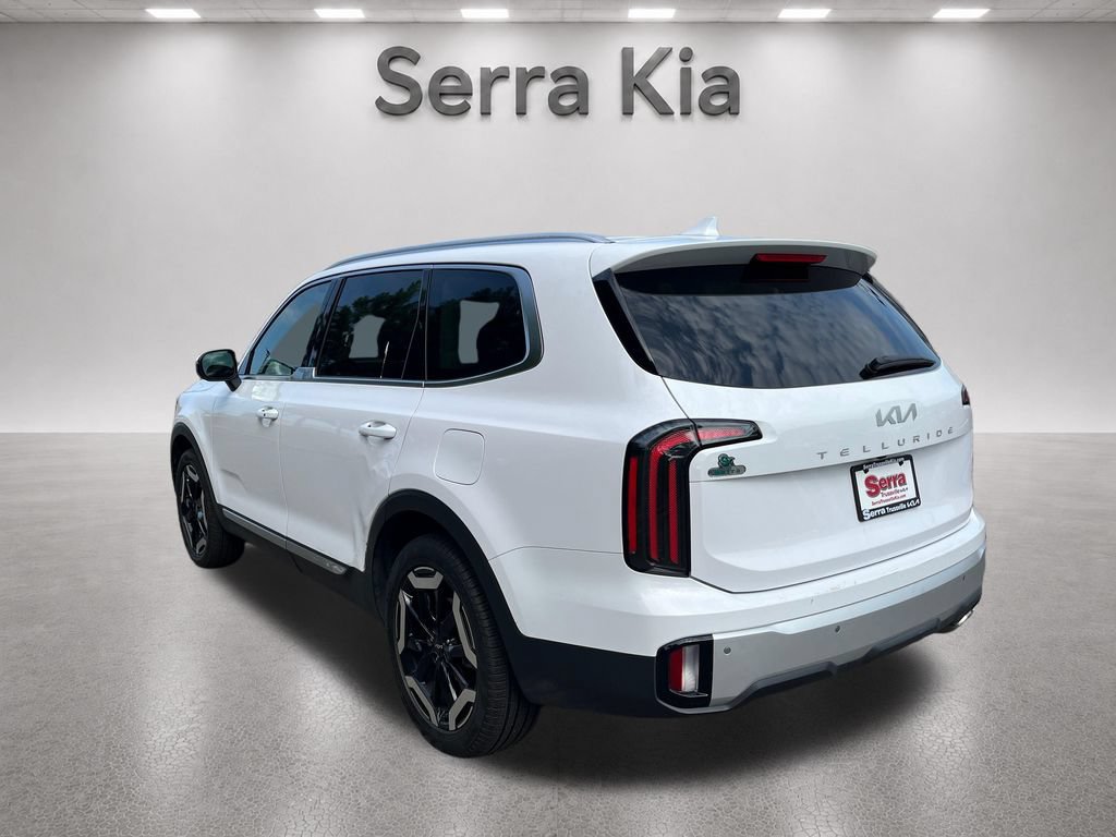 Used 2024 Kia Telluride EX w/ EX Captain's Chair Package FWD image 2