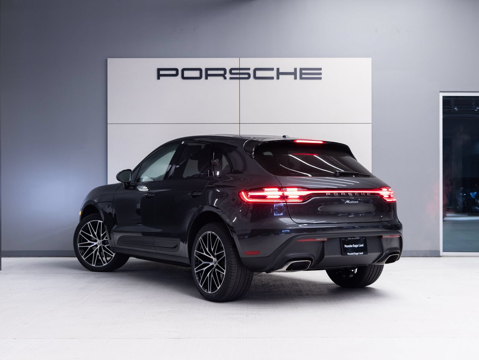 Certified 2026 Porsche Macan AWD/4WD image 3