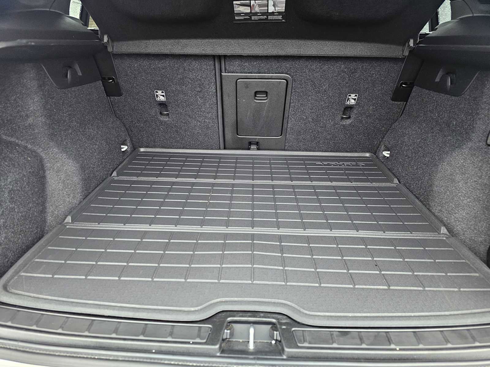 Certified 2024 Volvo XC40 B5 Ultimate w/ Protection Package Premier image 17