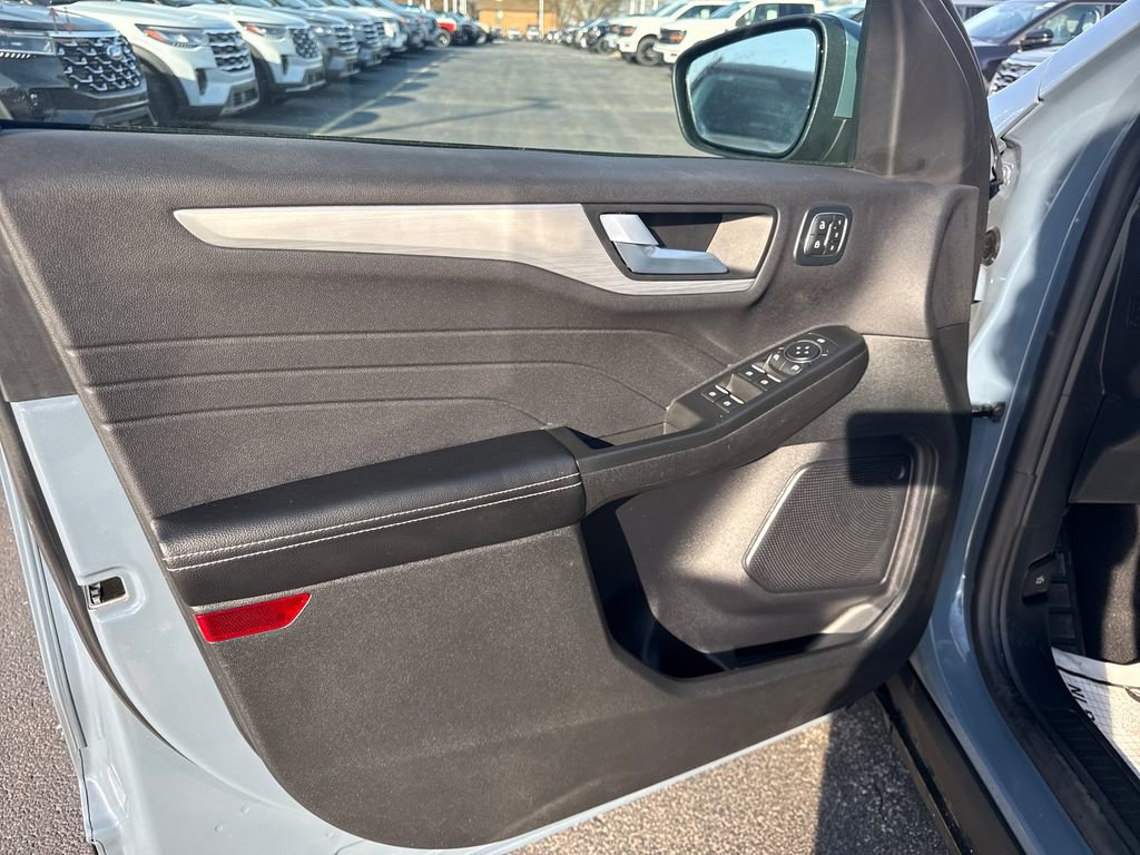 Used 2025 Ford Escape Platinum image 28