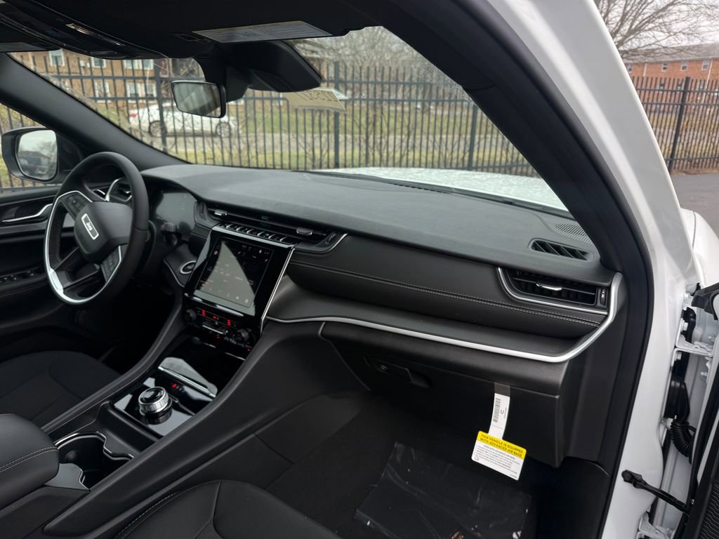 New 2025 Jeep Grand Cherokee Laredo image 12