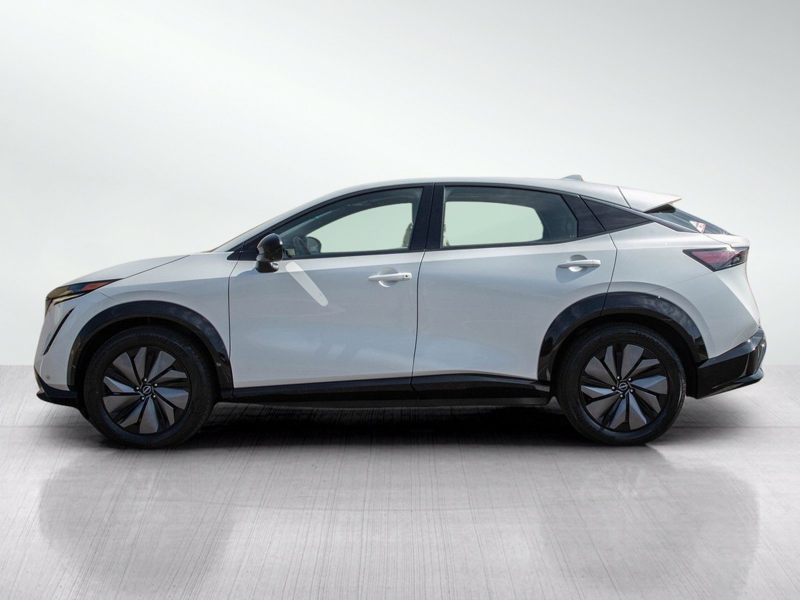 Used 2024 Nissan Ariya AWD image 2