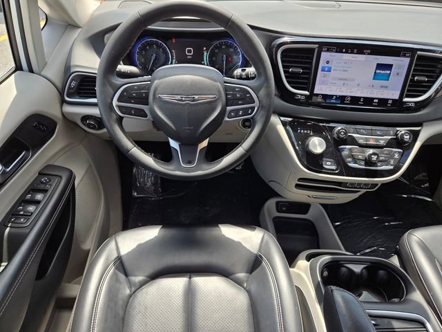 Used 2023 Chrysler Pacifica Touring-L image 17