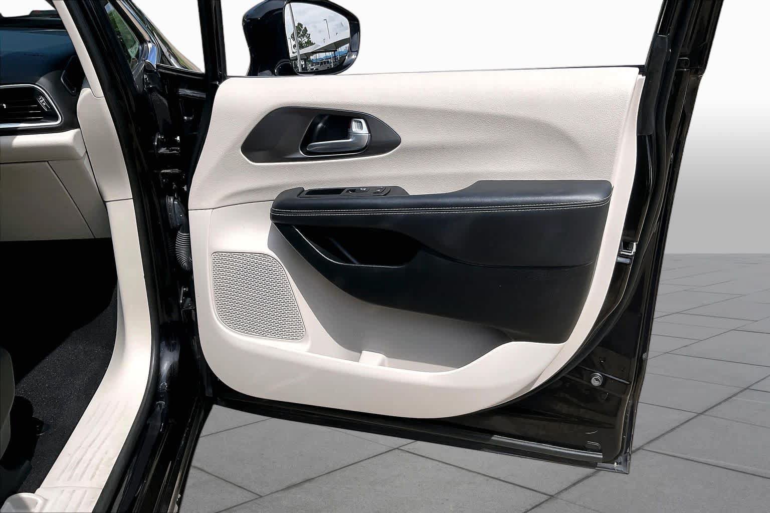 Certified 2024 Chrysler Pacifica Touring-L FWD image 22