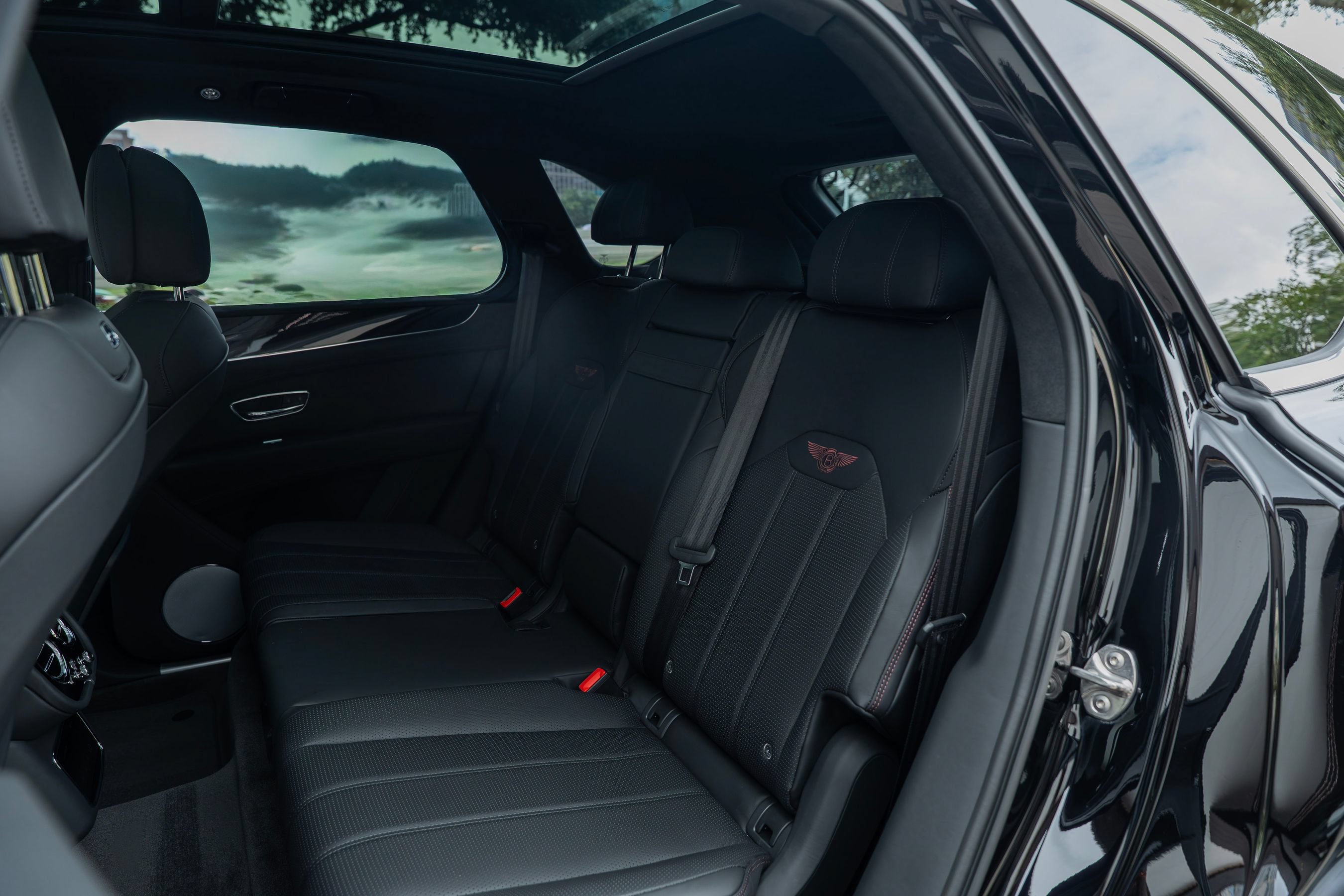 Certified 2024 Bentley Bentayga Plug-In Hybrid AWD/4WD image 11
