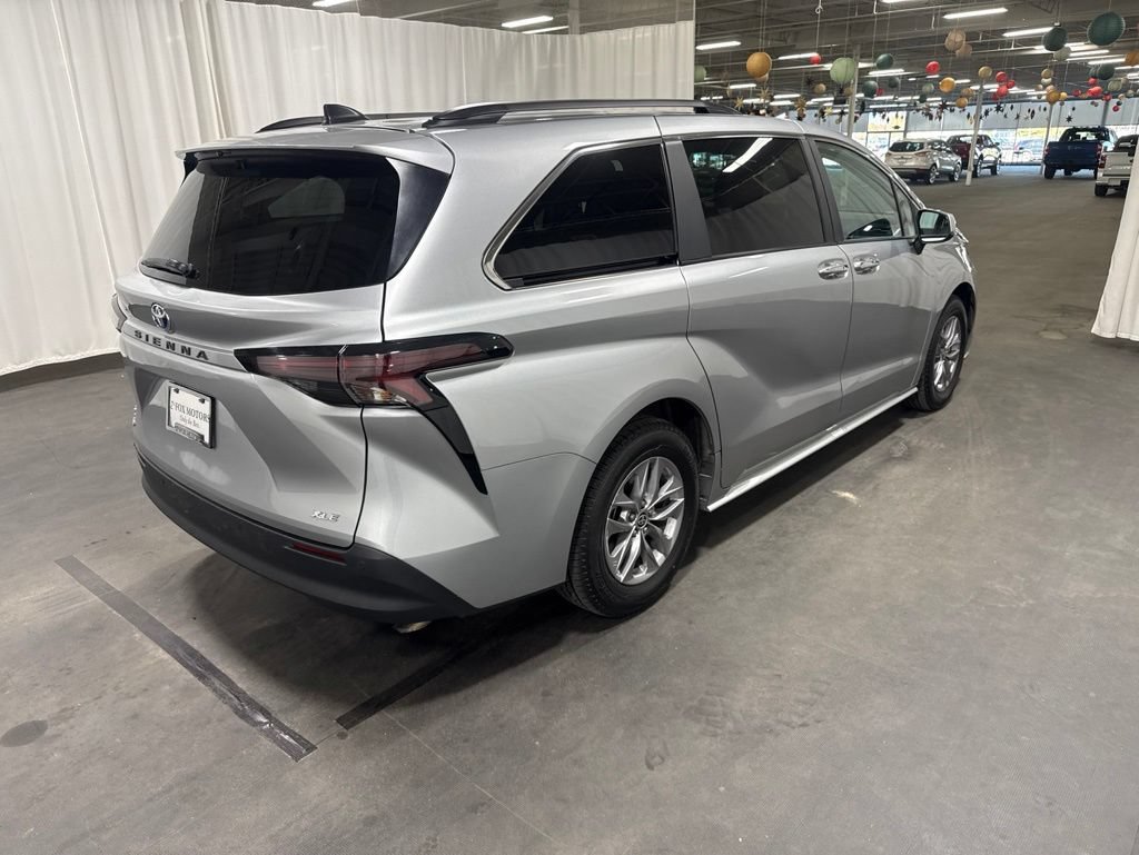 Used 2025 Toyota Sienna XLE FWD image 5